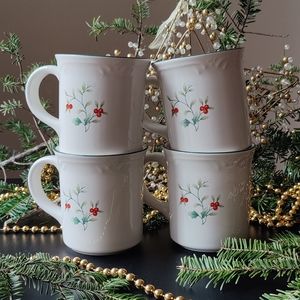 4 Pfaltzgraff 12 oz mugs | Christmas 🎄 themed Winterberry pattern